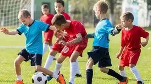 甜蜜爆表！金瀚与张芷溪公开恋情，街头热吻画面浪漫动人